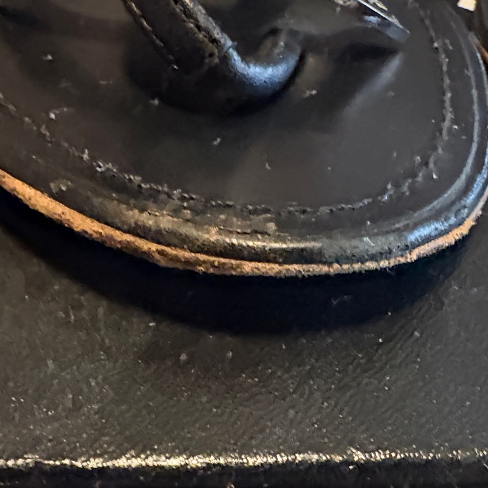 CHANEL Black Leather CC Logo Thong Sandals - Picture 4 of 9